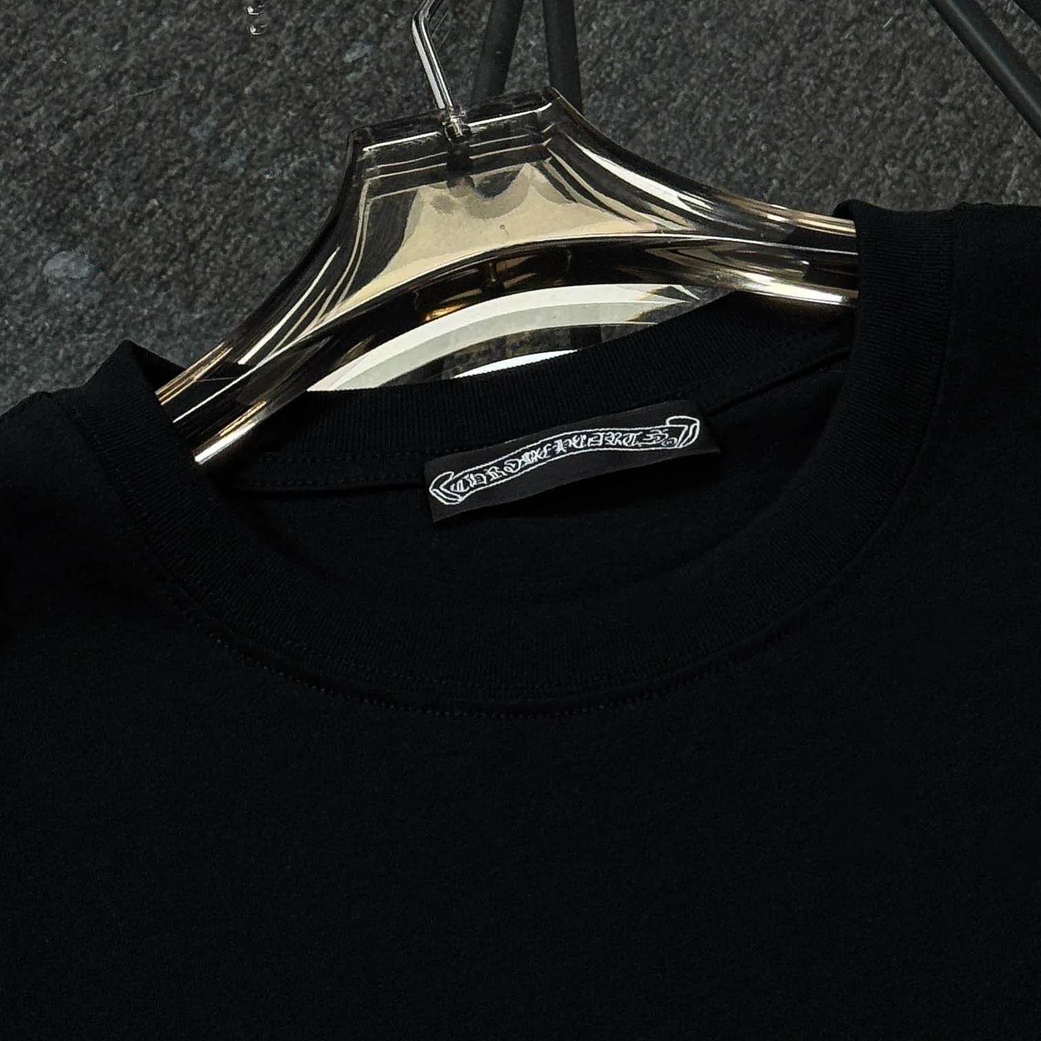 P170 Chrome Hearts Chrome Hearts 25 high-end versions. The fabric is made of 300 grams of high-density pure cotton. It does not deform or shrink. It has three labels. It is the same style for men and women. Technology: Digital printing. Color: White. Black. SIZE: S-XL.
